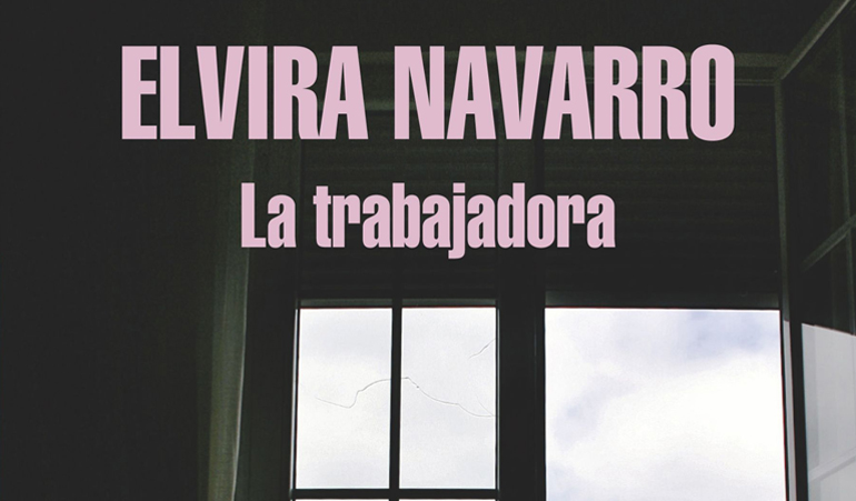 Pink text reading "Elvira Navarro la trabajadora." There is an open window in the background.