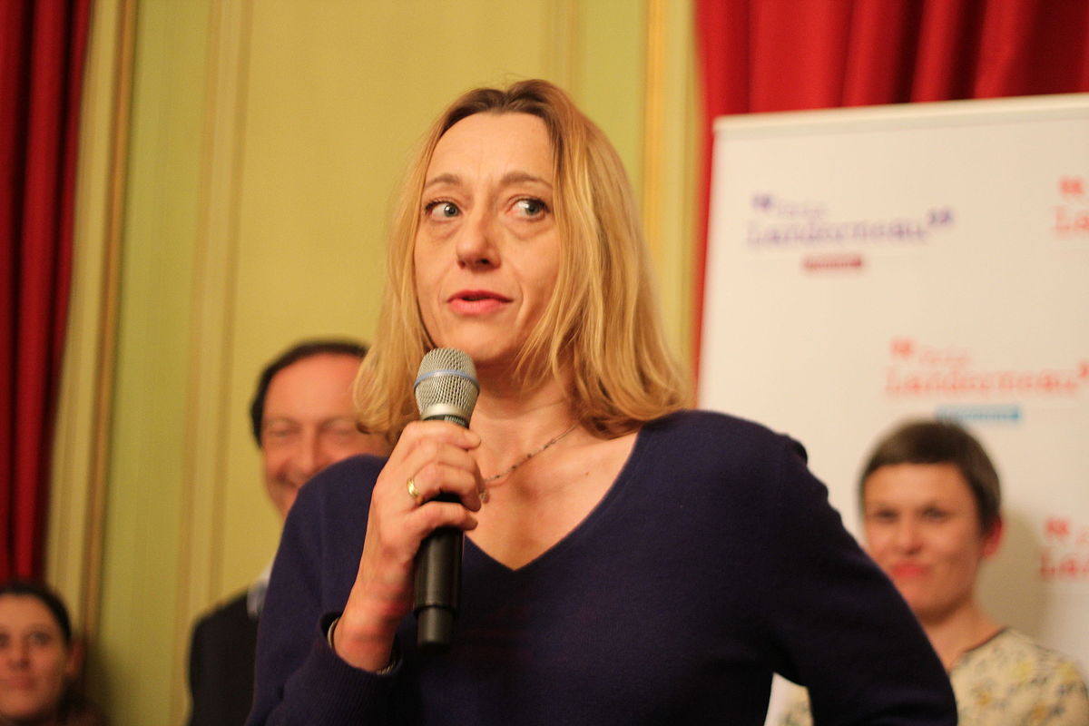 Image of Virginie Despentes speaking into a microphone